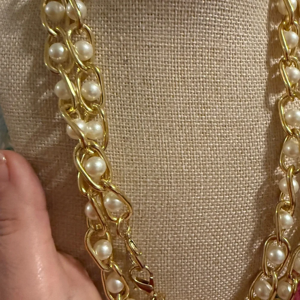 Elegant‎ Gold and Pearl Necklace